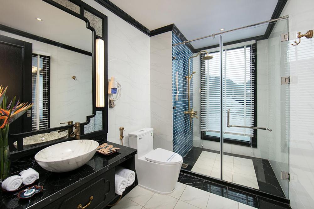 Lapinta Luxury Cruises Hotell Ha Long Exteriör bild